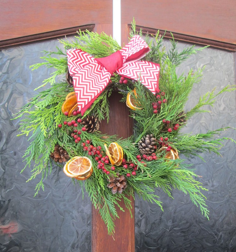 how to make a christmas wreath using dried fruit to make christmas decorations