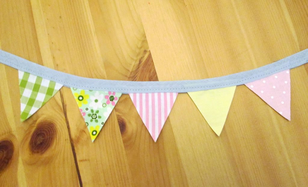 how to make a spring wreath with bunting