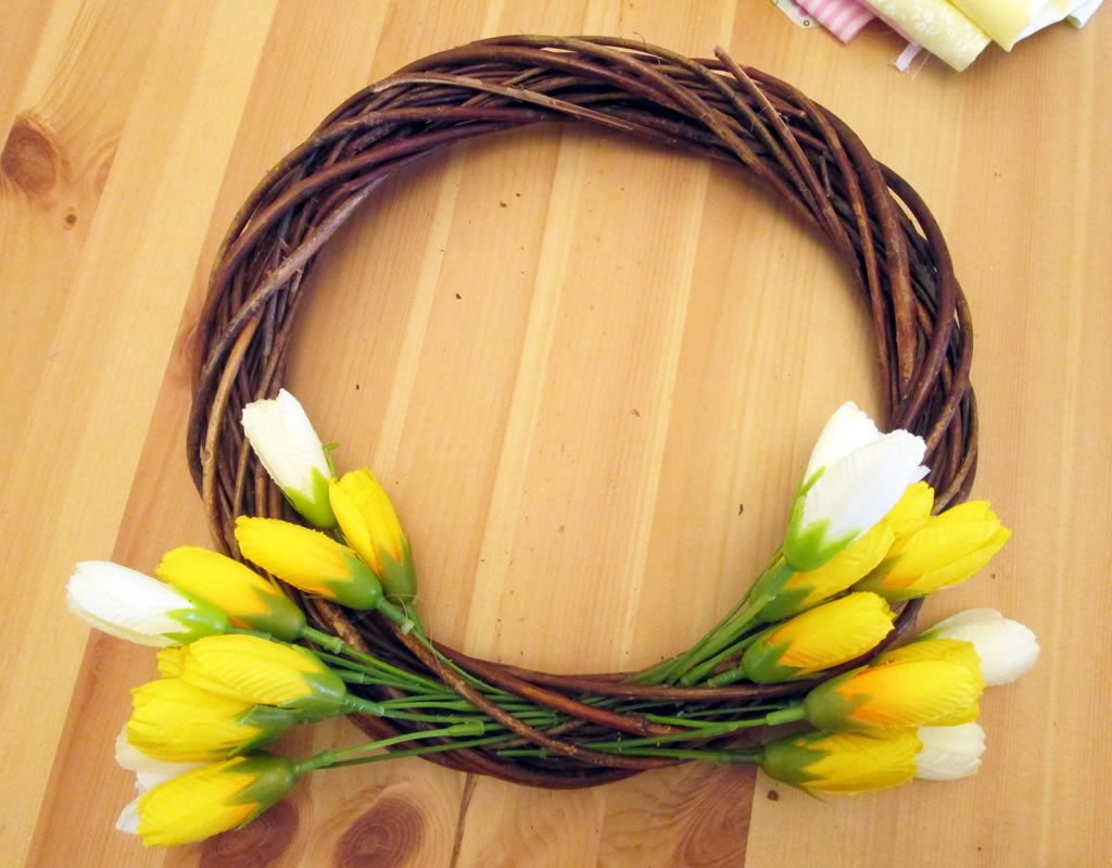 how to make a spring wreath with bunting