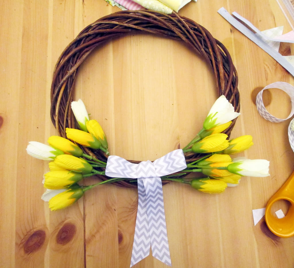 how to make a spring wreath with bunting