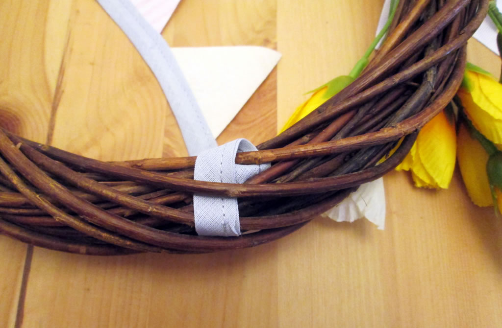 how to make a spring wreath with bunting