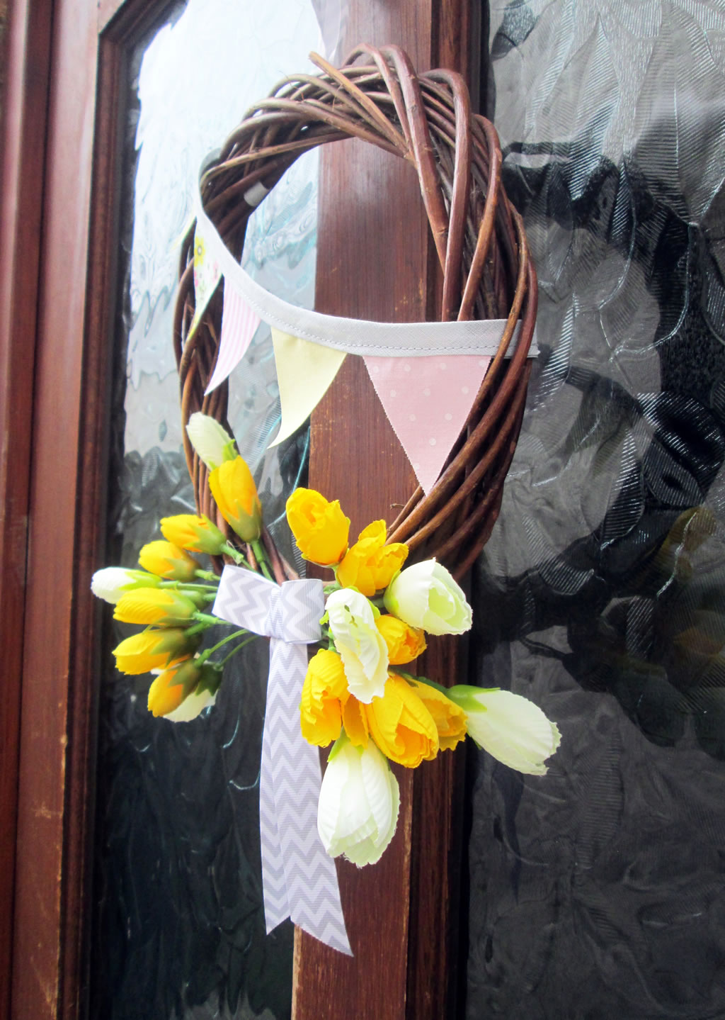 how to make a spring wreath with bunting