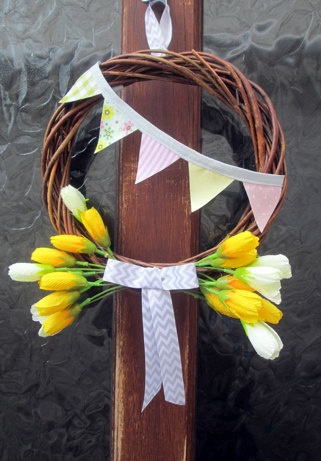 how to make a spring wreath with bunting