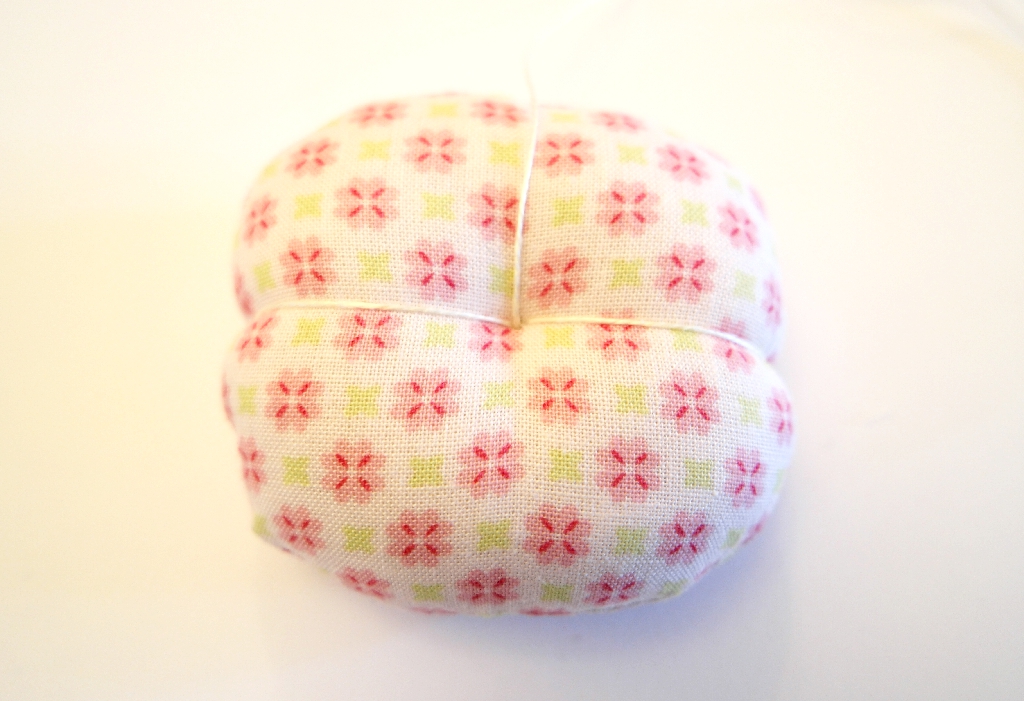 how to make a wrist pincushion tutorial 