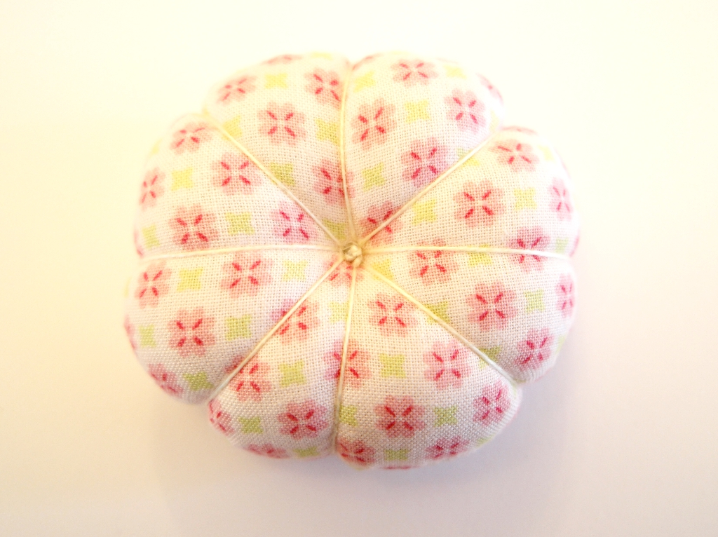 how to make a wrist pincushion tutorial 