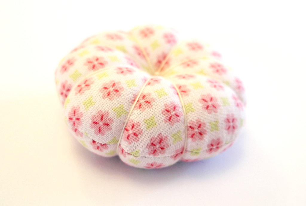 how to make a wrist pincushion tutorial 