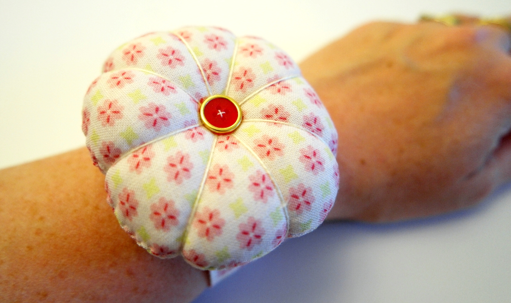 how to make a wrist pincushion tutorial 