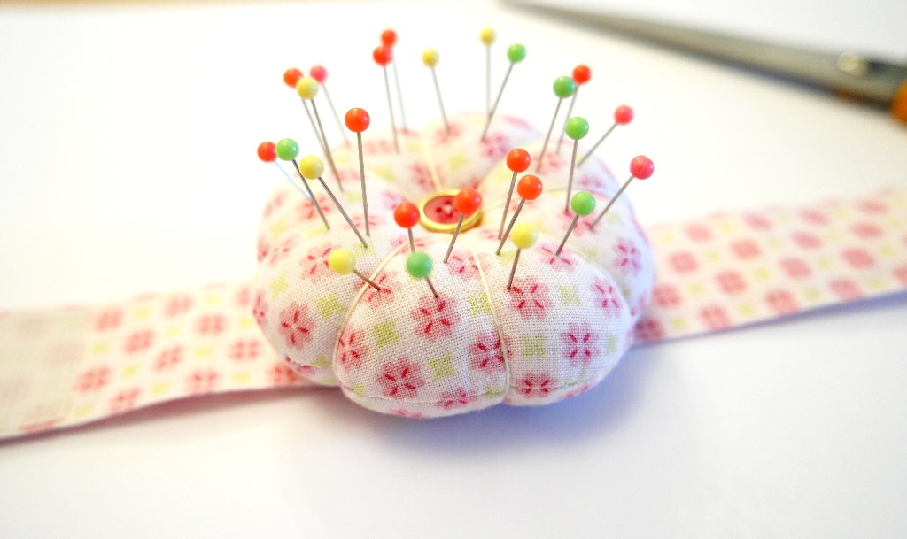 how to make a wrist pincushion tutorial