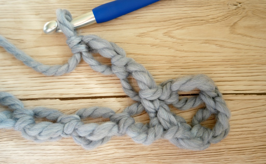 How to crochet Solomon's knots