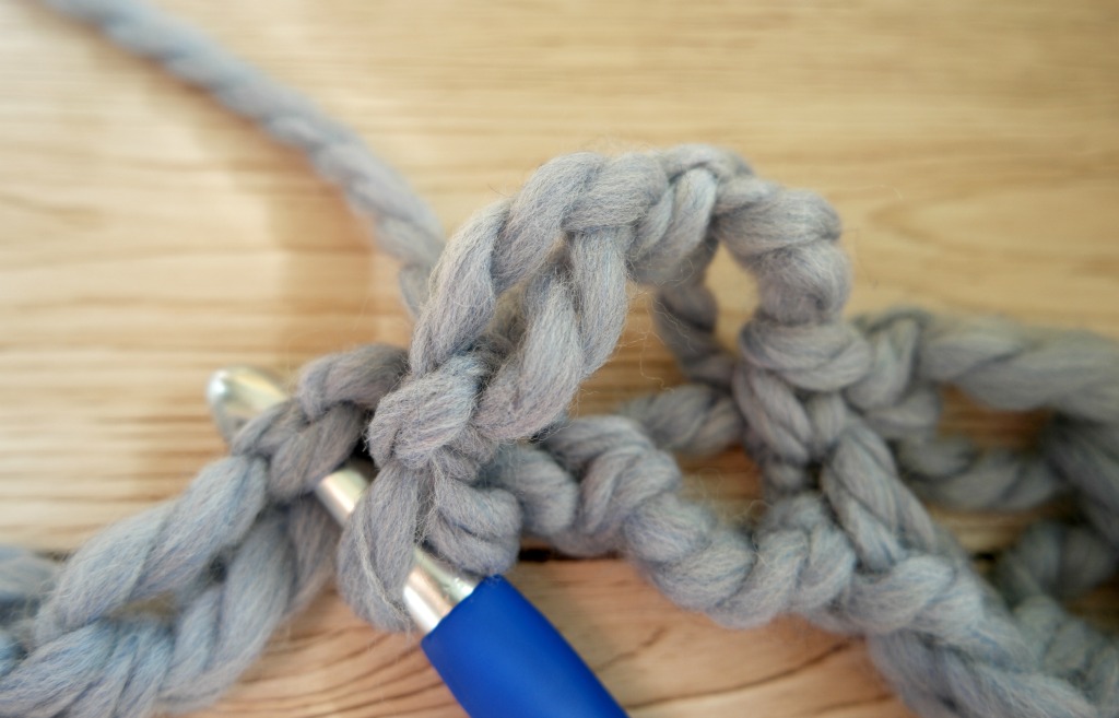 How to crochet Solomon's knots