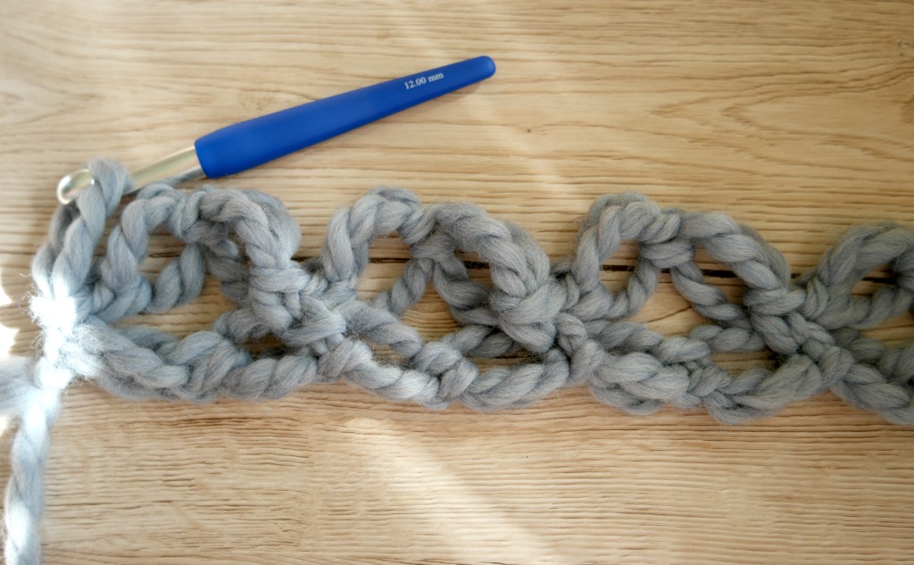 How to crochet Solomon's knots