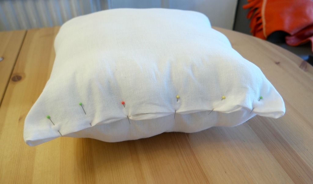how to upcycle an old pillow into a cushion