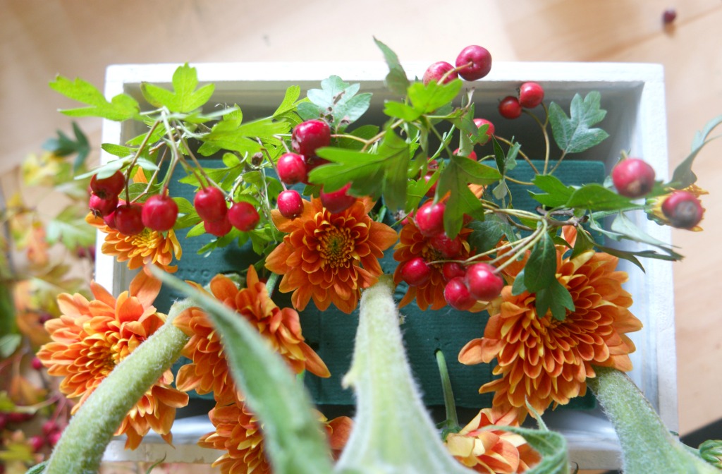 easy diy autumn flower arrangement