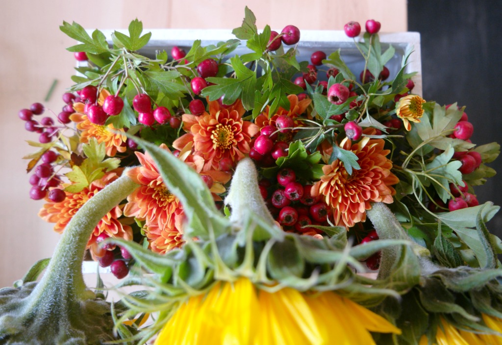 easy diy autumn flower arrangement