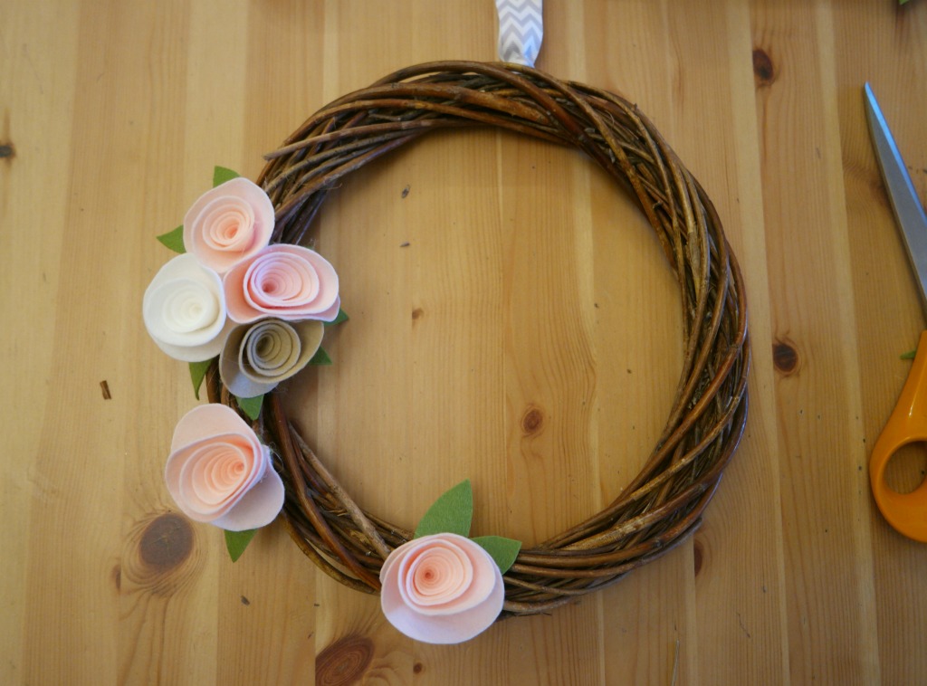 easy diy felt flower wreath 