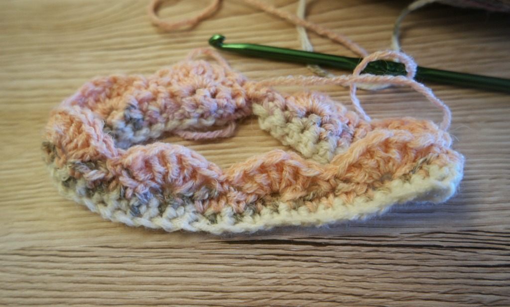 shell stitch crocheted mug cosy tutorial