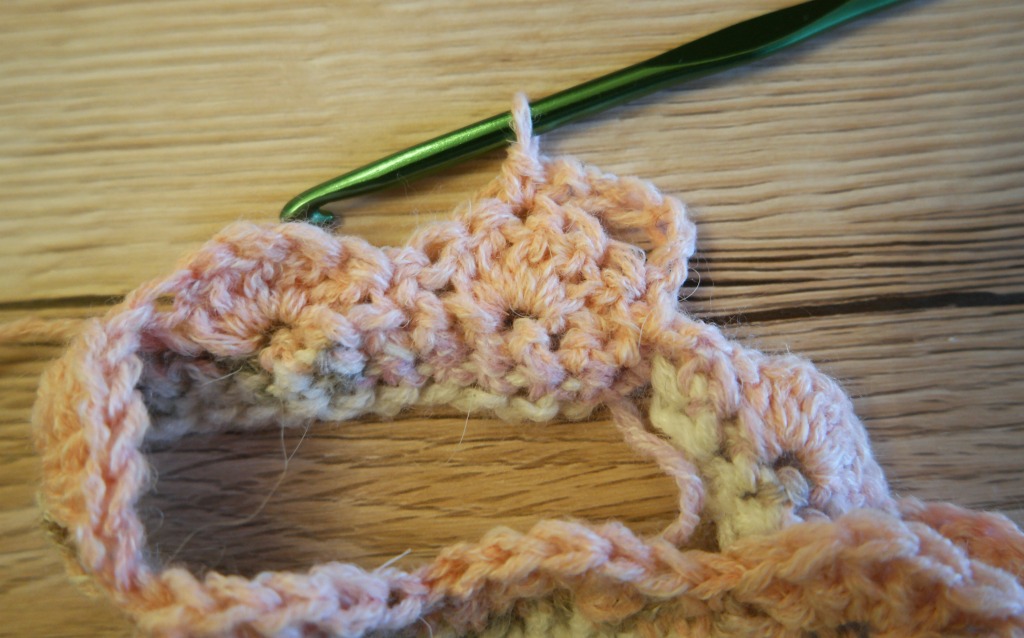 shell stitch crocheted mug cosy tutorial