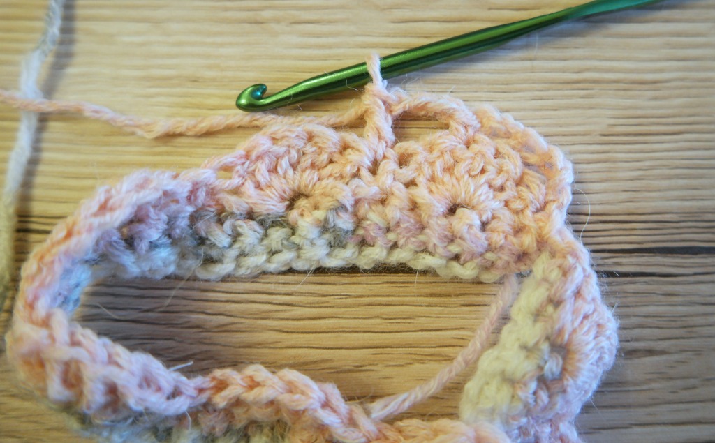 shell stitch crocheted mug cosy tutorial
