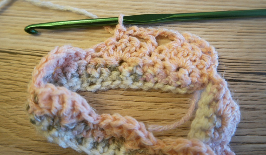 shell stitch crocheted mug cosy tutorial