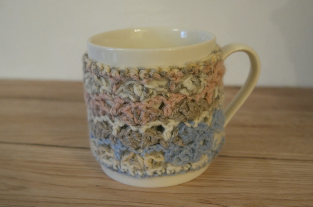 shell stitch crocheted mug cosy tutorial