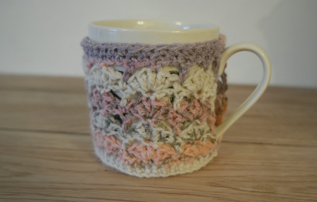 shell stitch crocheted mug cosy tutorial