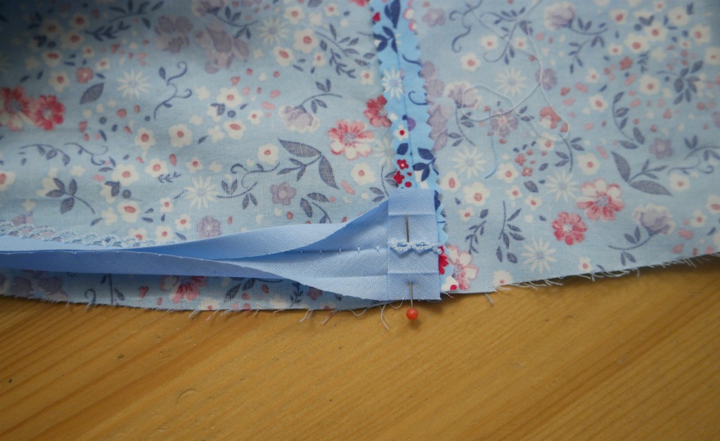 cherry blossom dress sewalong finishing the raw edges with bias binding 