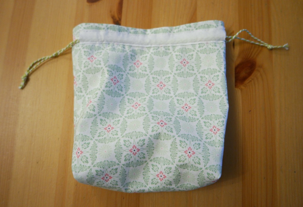 easy drawstring bag with enclosed seams