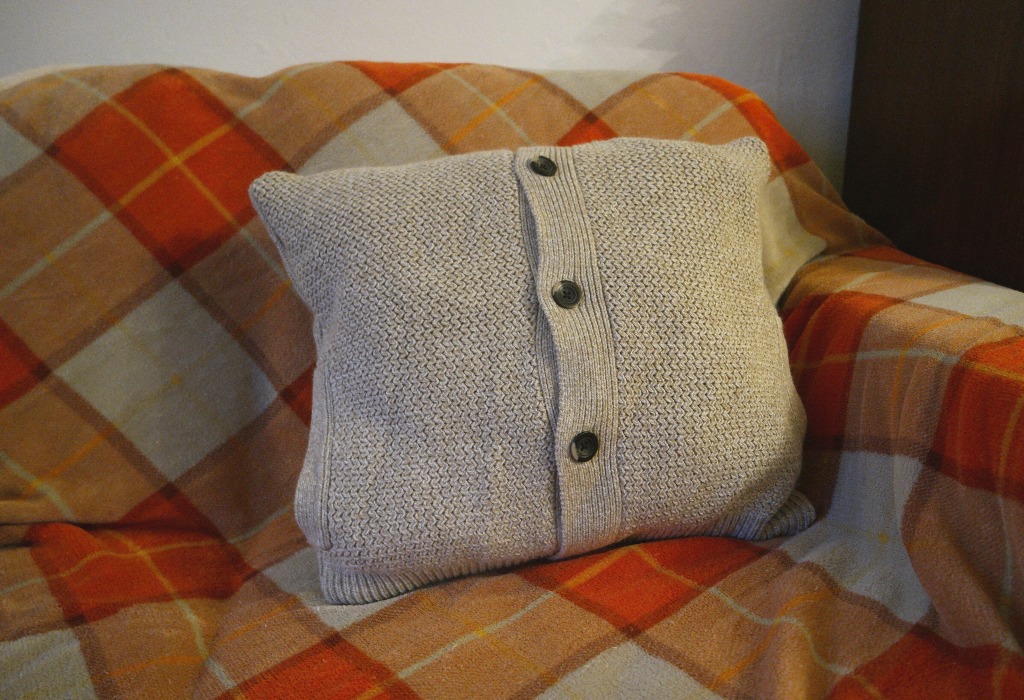 how to turn a jumper into a cushion cover
