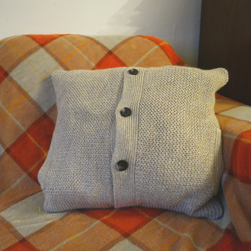 how to turn a jumper into a cushion cover