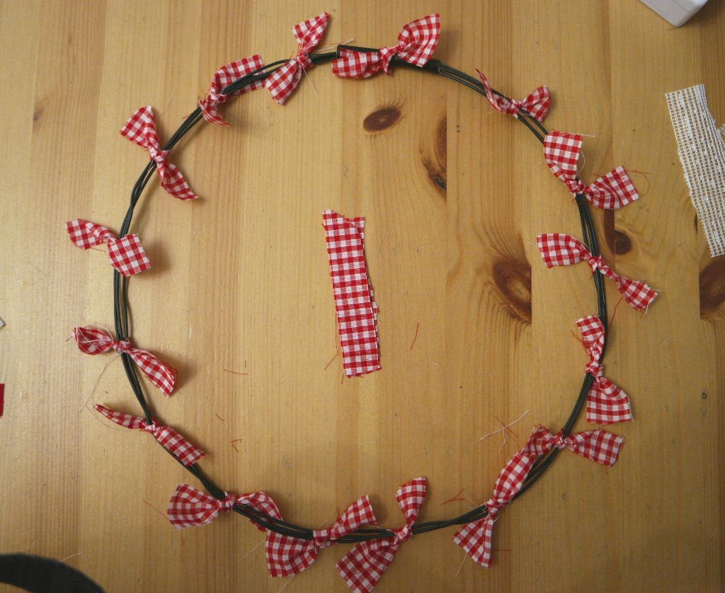 how to make a tied wreath