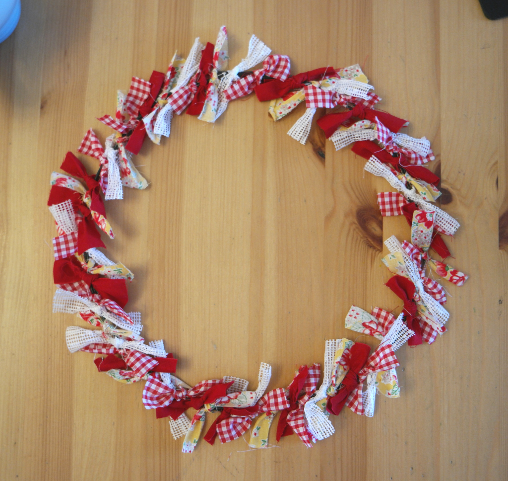 how to make a tied wreath