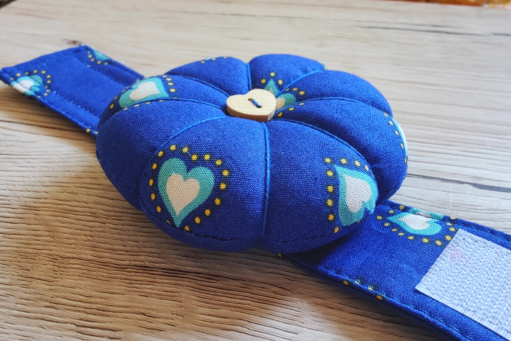 A simple wrist pin cushion I should have made ages ago! : r/sewing