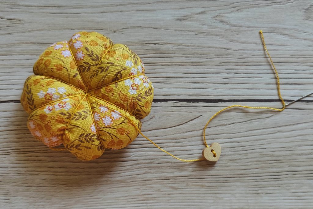 A simple wrist pin cushion I should have made ages ago! : r/sewing