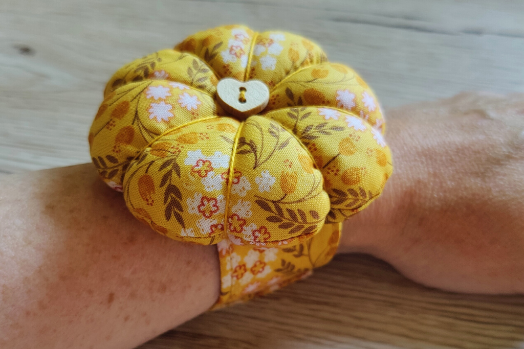 How to sew a pin cushion bracelet { free pin cushion pattern}