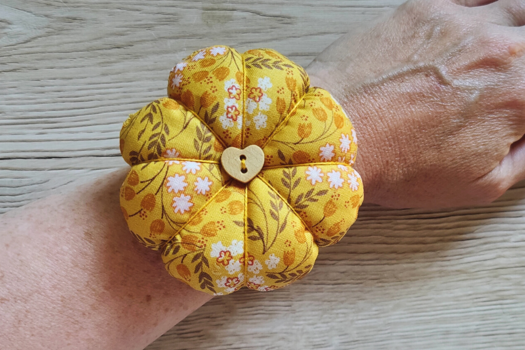 Tutorial: Make a wrist pincushion – Sewing