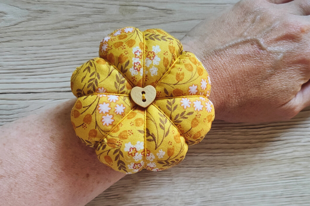 How To Make A Wrist Pincushion Revisited - Tea and a Sewing Machine